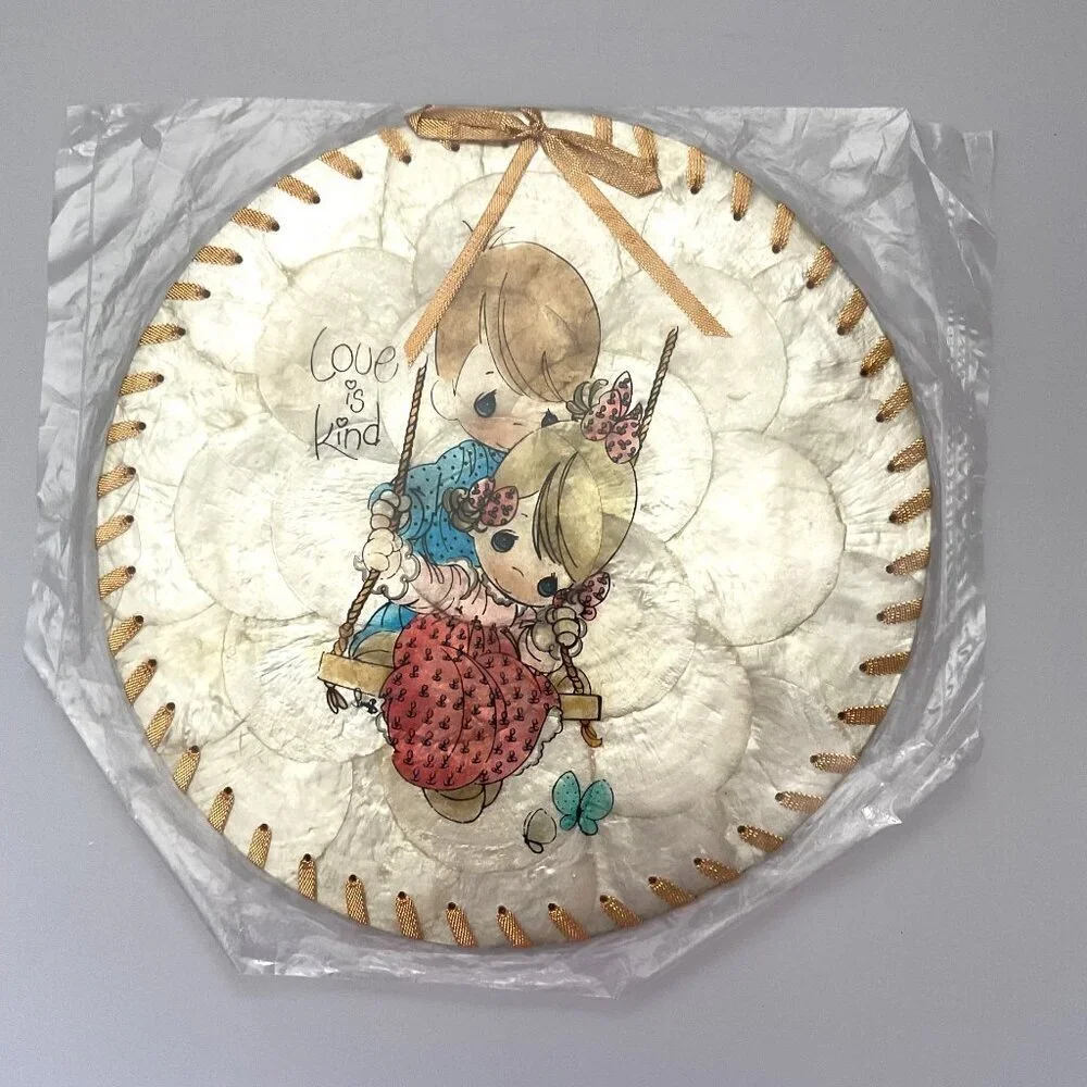 NEW PRECIOUS MOMENTS VINTAGE  “LOVE IS KIND” CAPRIZ SHELL CORK HANGING WALL